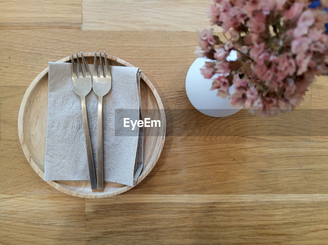 HIGH ANGLE VIEW OF WHITE ROSE ON WOODEN TABLE