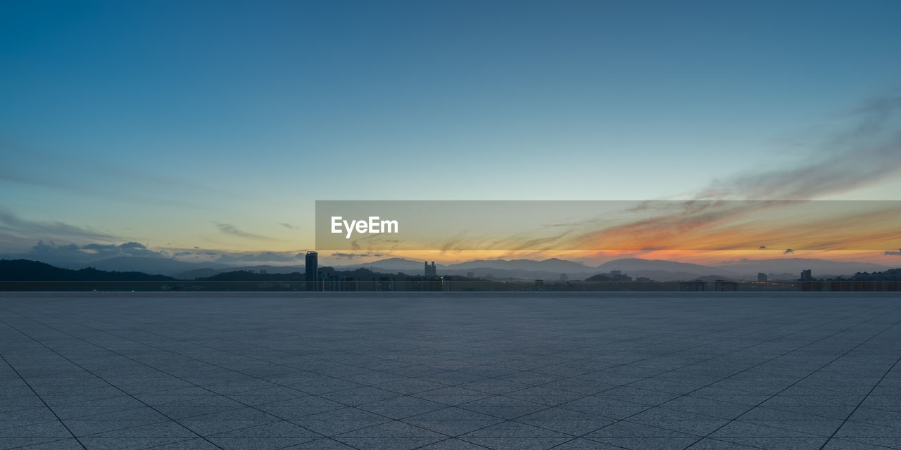 SCENIC VIEW OF SEA AGAINST SKY AT SUNSET