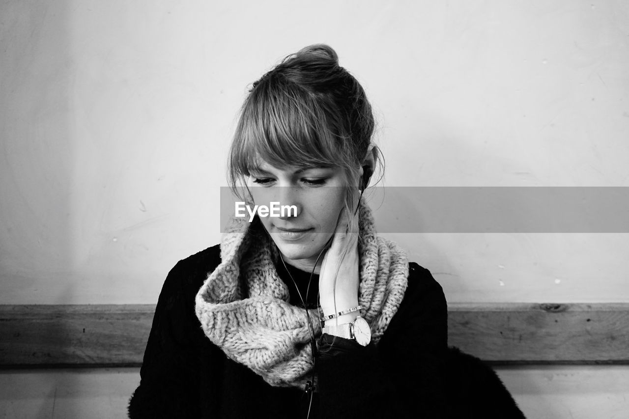 CLOSE-UP OF YOUNG WOMAN LOOKING AWAY