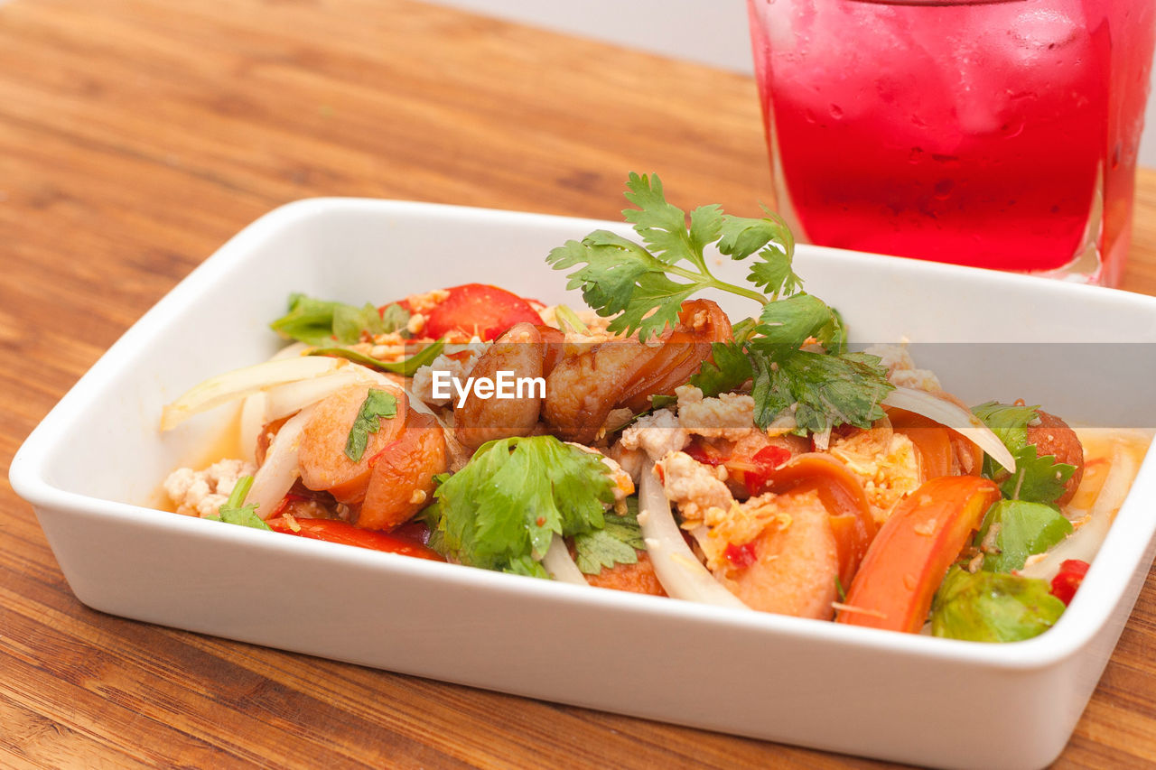 CLOSE-UP OF SALAD IN PLATE