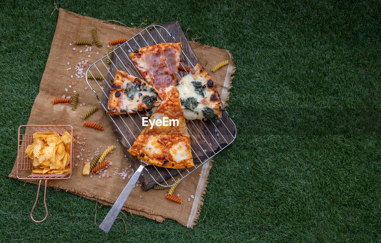 HIGH ANGLE VIEW OF LEAF ON BARBECUE