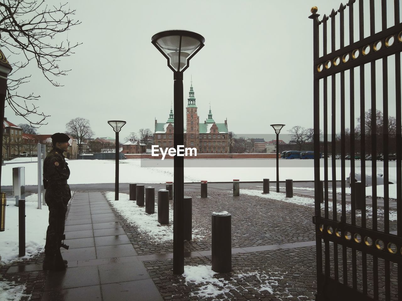 VIEW OF STREET LIGHTS IN CITY