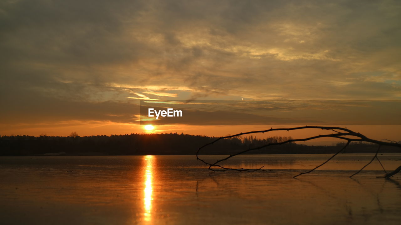 SCENIC VIEW OF SUNSET OVER LAKE