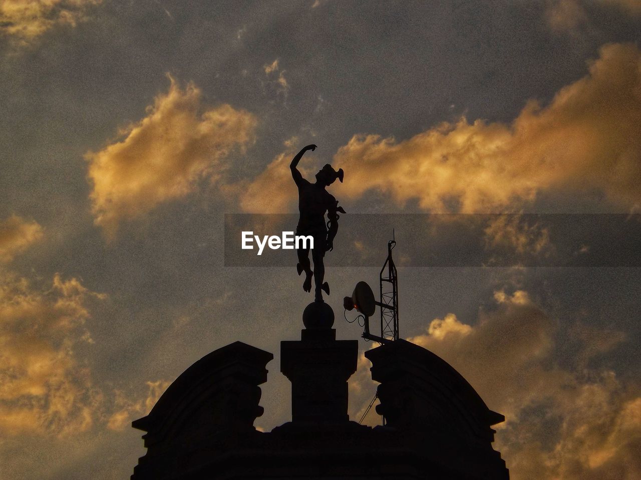 LOW ANGLE VIEW OF STATUE AGAINST SKY DURING SUNSET