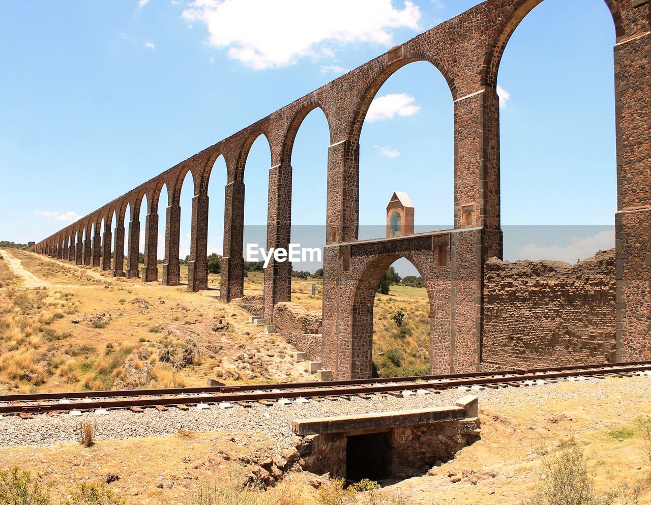 Railroad track by aqueduct of padre tembleque