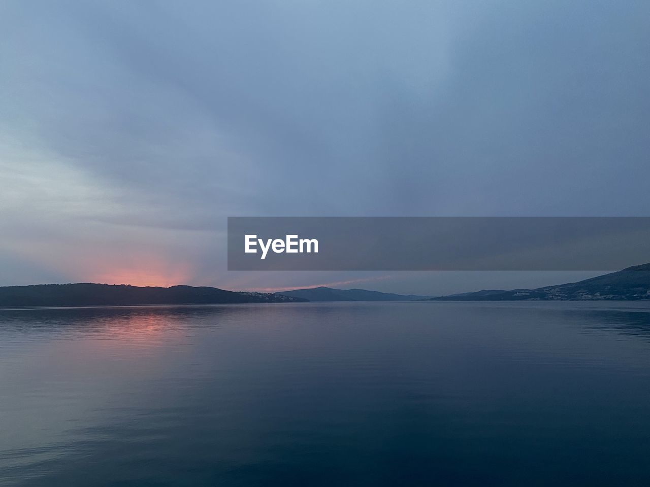 SCENIC VIEW OF SEA BY MOUNTAIN AGAINST SKY