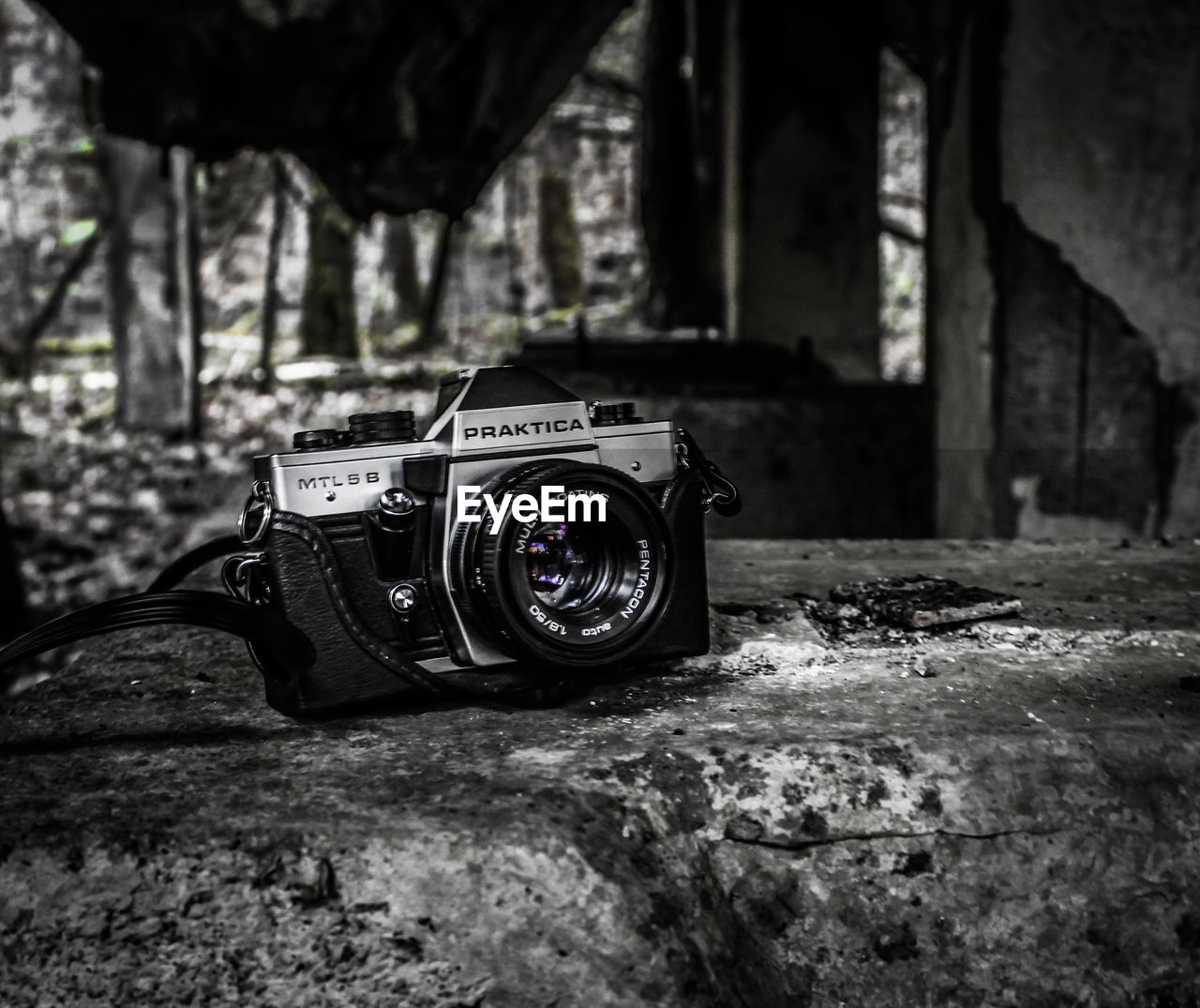 camera, black and white, darkness, black, monochrome, monochrome photography, digital slr, history, old, retro styled, light, the past, white, technology, no people, architecture, lens - optical instrument, day, focus on foreground, abandoned, photographic equipment, tree, rundown