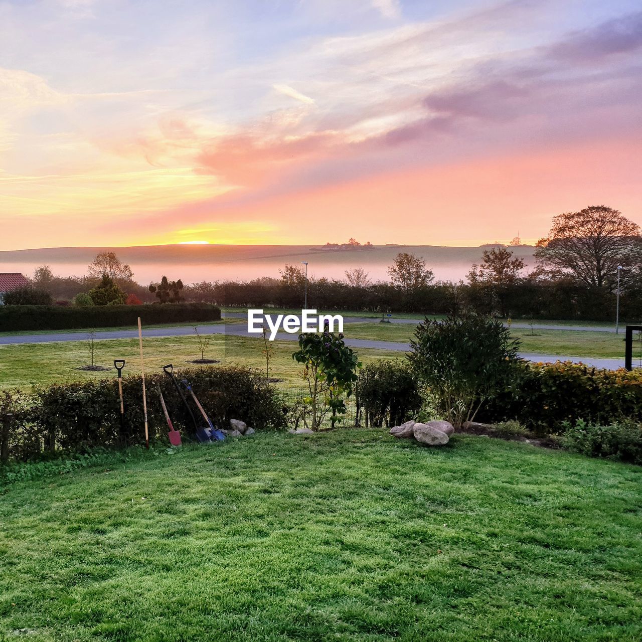 SCENIC VIEW OF FIELD AGAINST SKY AT SUNSET