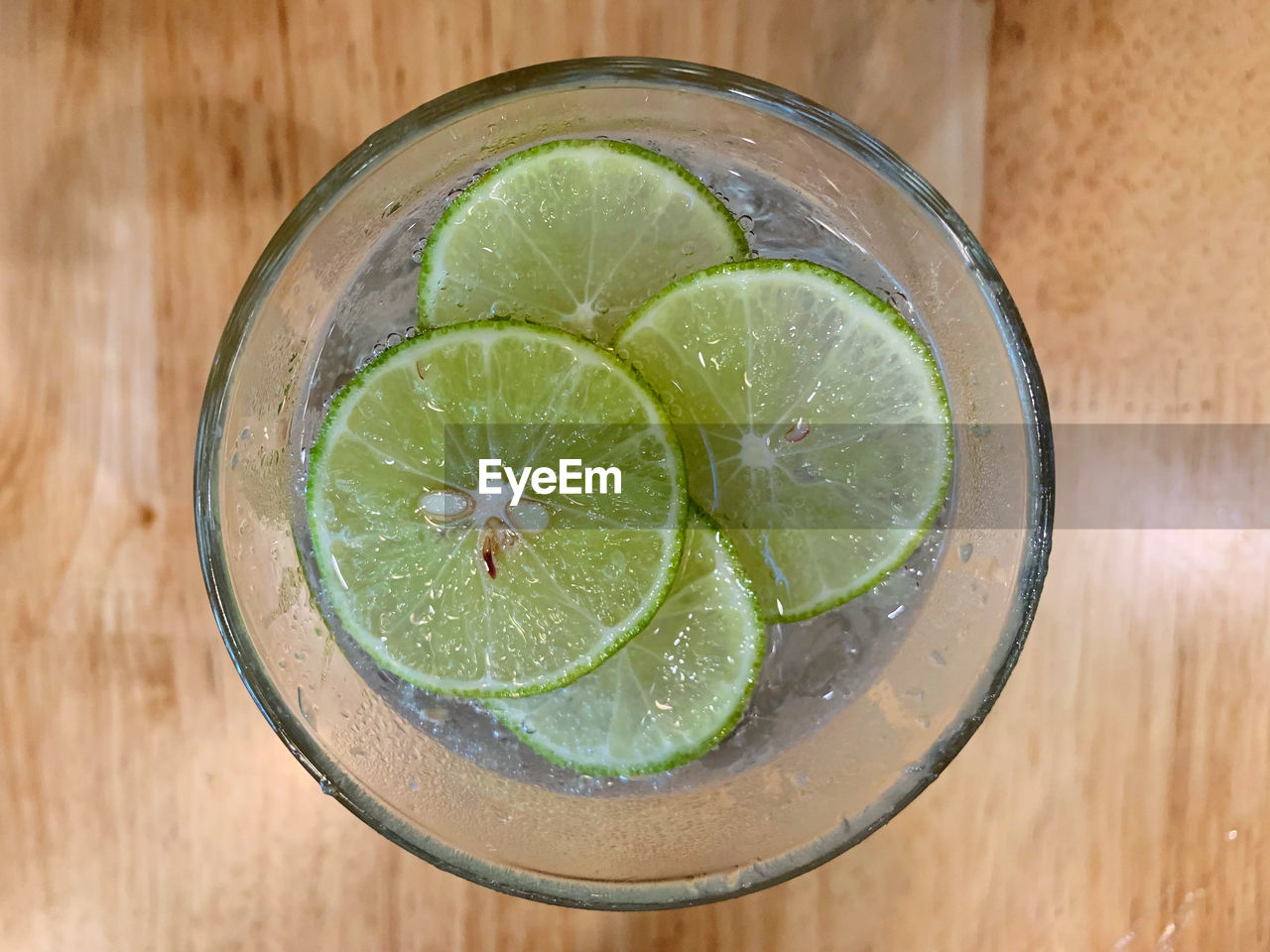 HIGH ANGLE VIEW OF LEMON ON TABLE