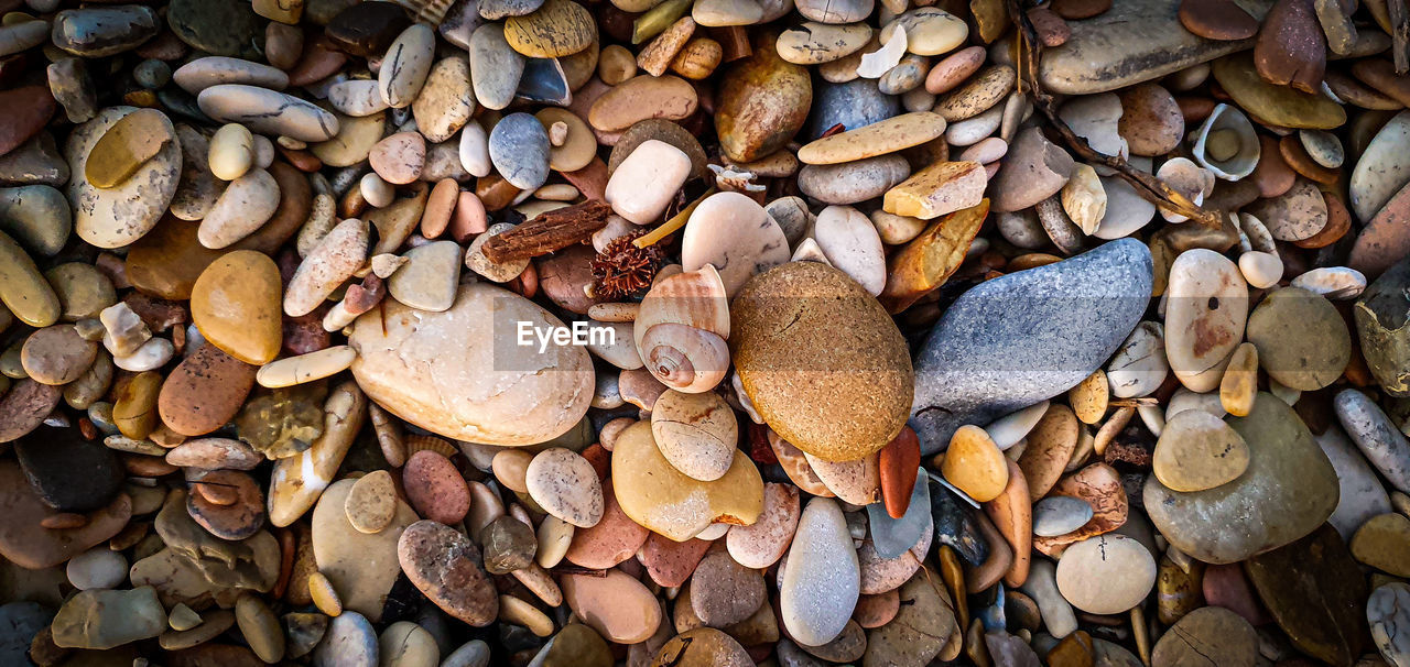 HIGH ANGLE VIEW OF PEBBLES IN PEBBLE