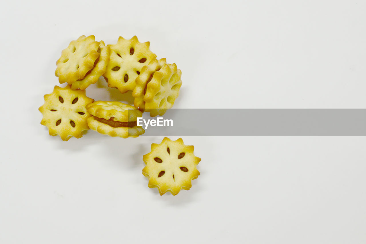 HIGH ANGLE VIEW OF YELLOW AND WHITE BACKGROUND