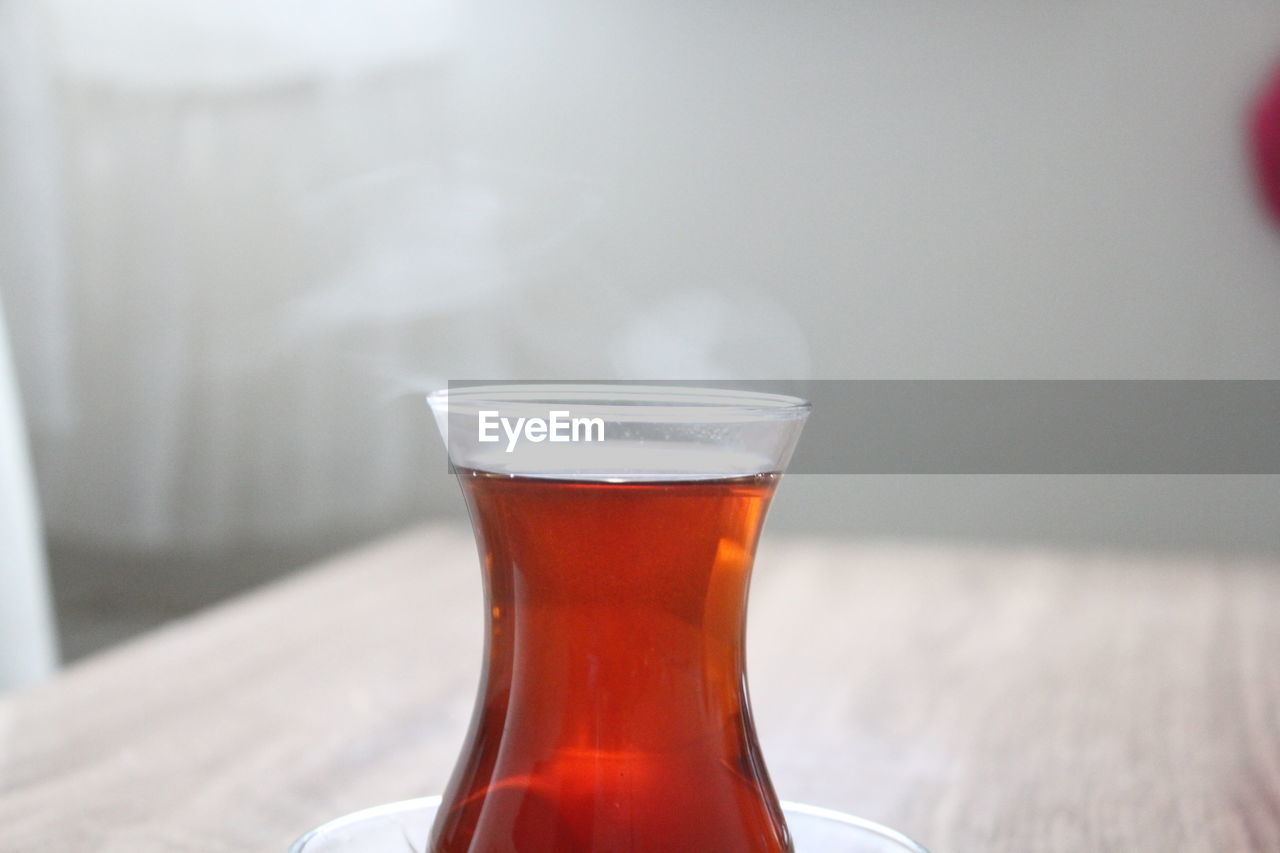 CLOSE-UP OF BEER IN GLASS