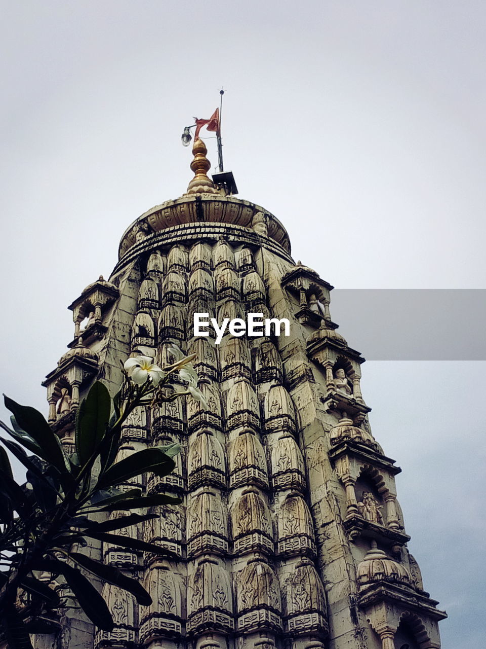 LOW ANGLE VIEW OF BIRD TOWER AGAINST CLEAR SKY