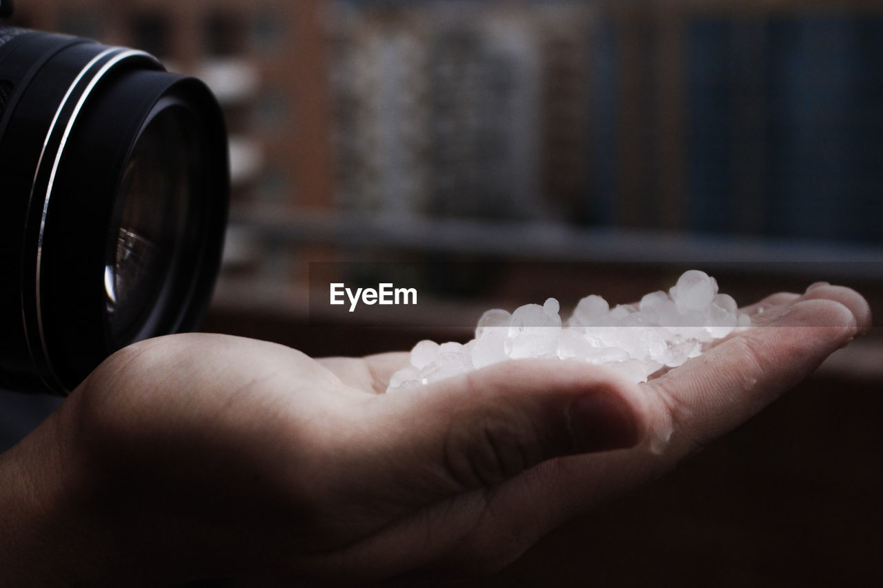 CLOSE-UP OF HUMAN HAND HOLDING GLASS