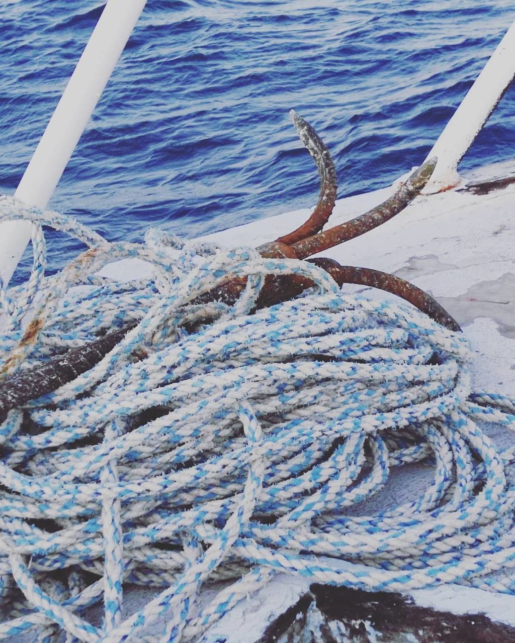 HIGH ANGLE VIEW OF FISHING NET AT SEA