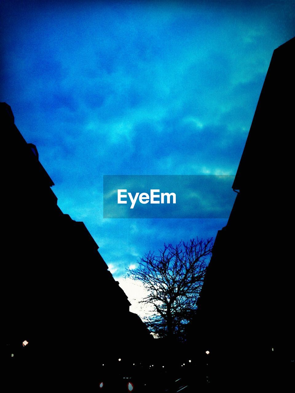 SILHOUETTE OF BUILT STRUCTURE AGAINST SKY AT DUSK