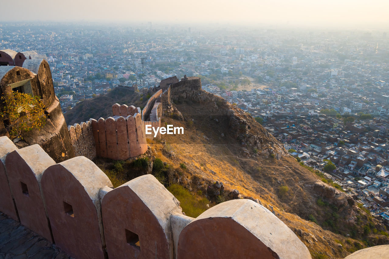 HIGH ANGLE VIEW OF BUILDINGS IN CITY AGAINST SKY