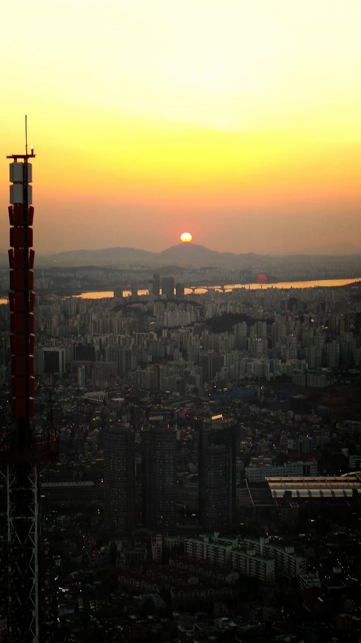 VIEW OF CITYSCAPE AT SUNSET
