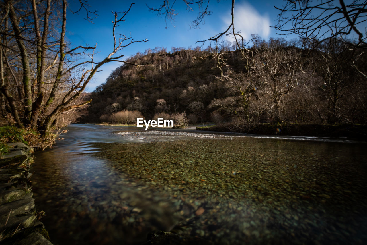 SURFACE LEVEL OF RIVER AGAINST SKY