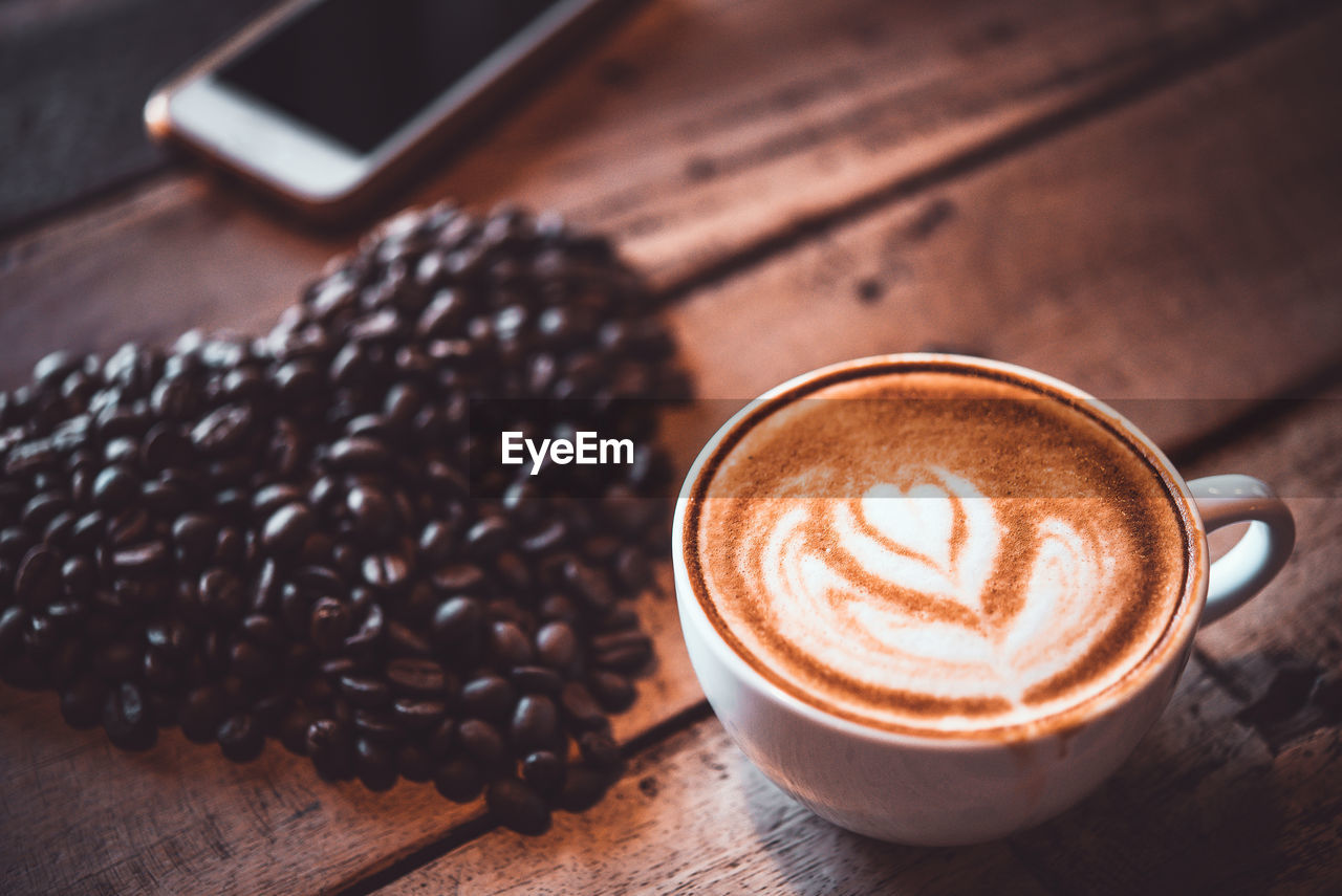 HIGH ANGLE VIEW OF COFFEE CUP ON TABLE