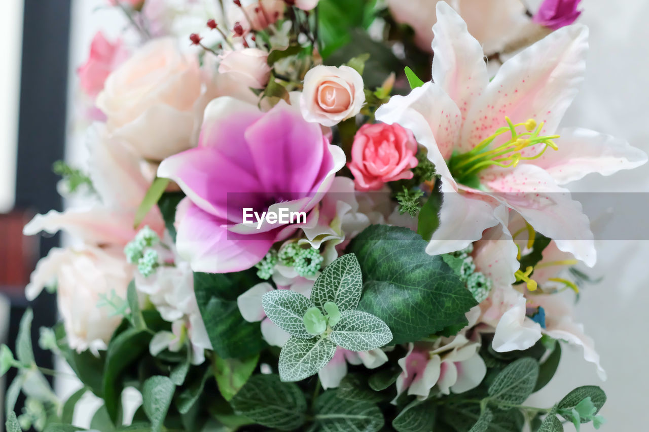 CLOSE-UP OF ROSE BOUQUET