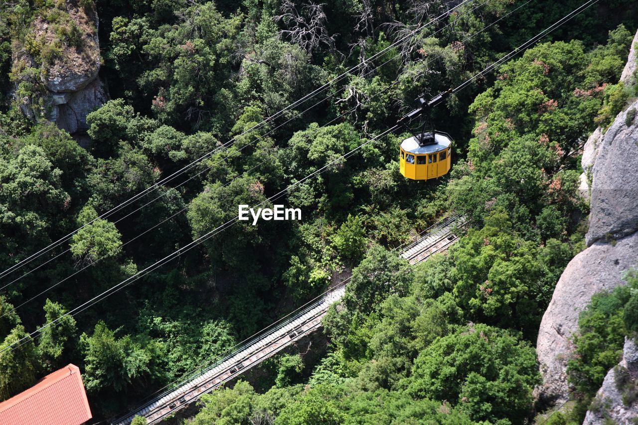HIGH ANGLE VIEW OF OVERHEAD CABLE CAR TRAIN