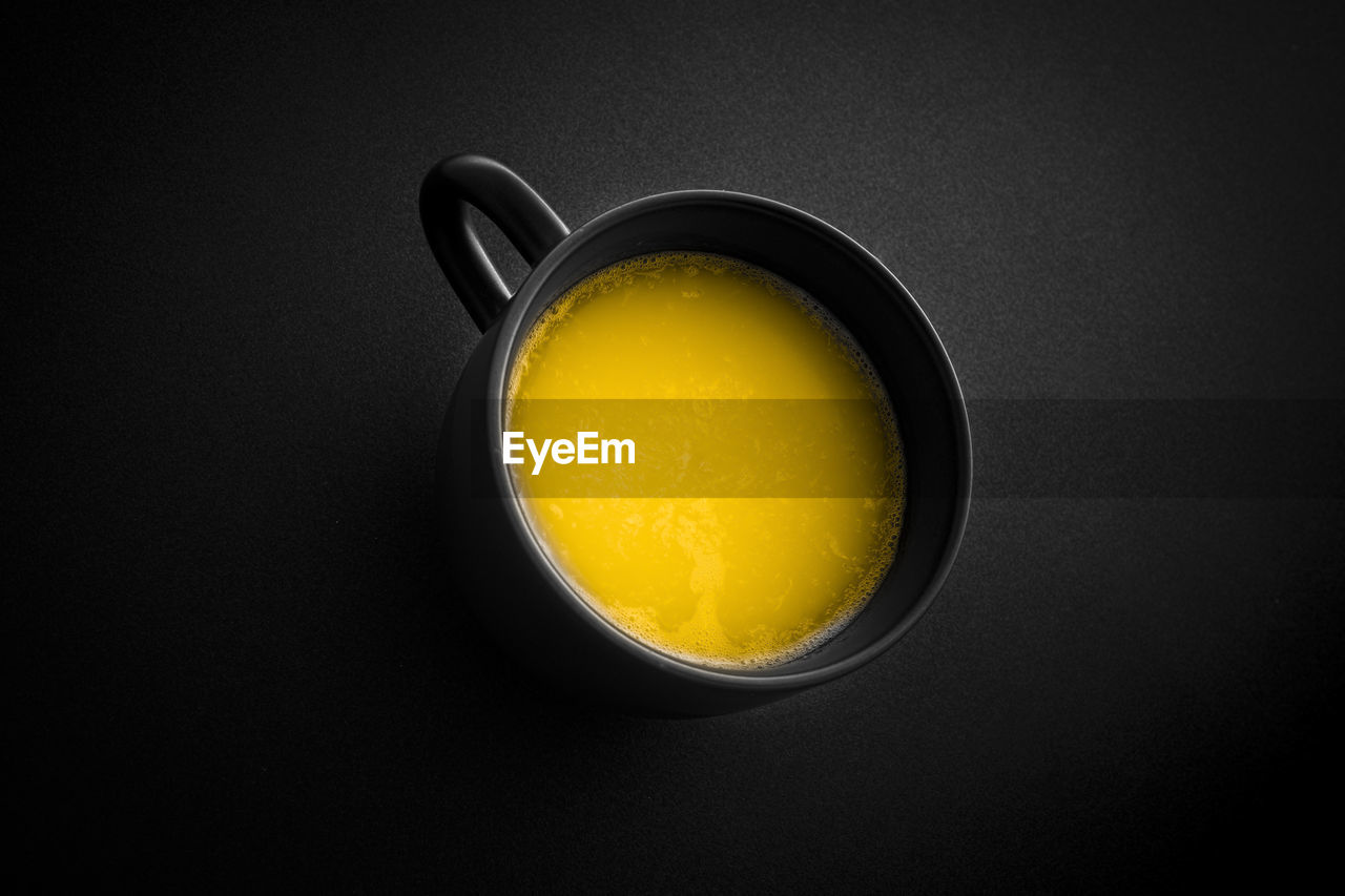 HIGH ANGLE VIEW OF DRINK IN GLASS