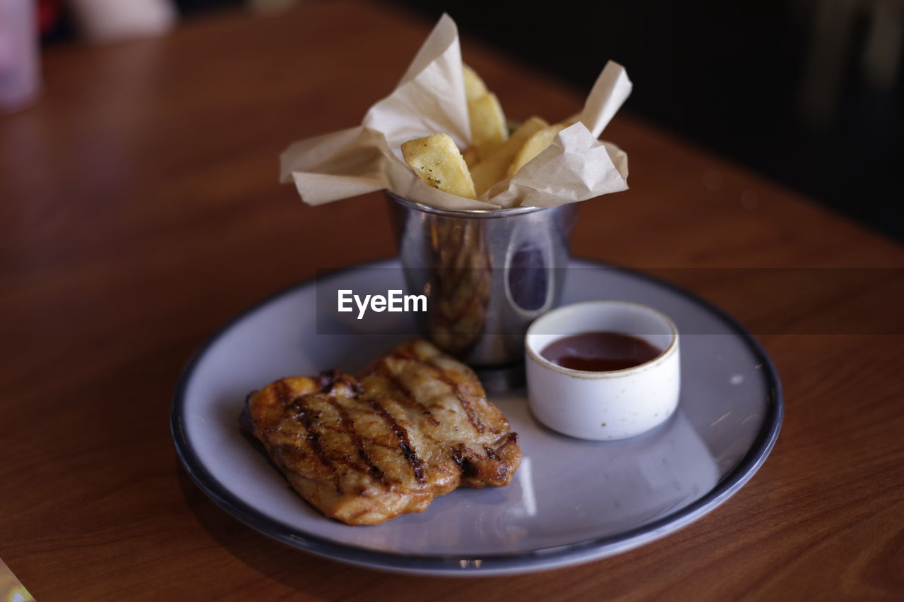 CLOSE-UP OF FOOD IN PLATE