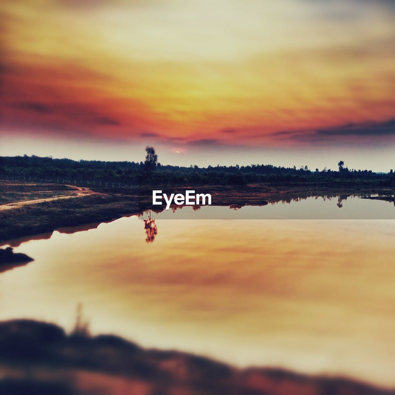 SCENIC VIEW OF DRAMATIC SKY OVER LAKE DURING SUNSET