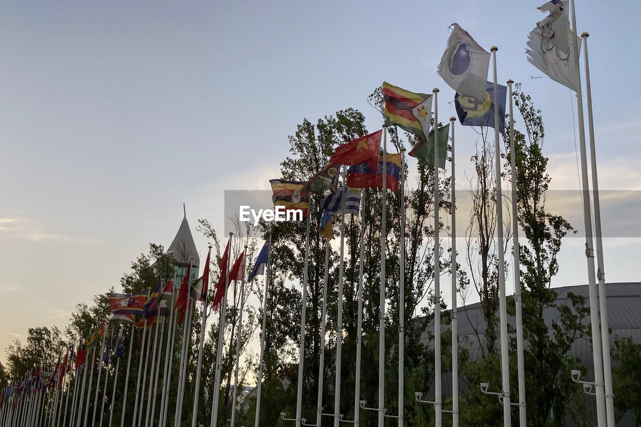 LOW ANGLE VIEW OF FLAG AGAINST BUILDING