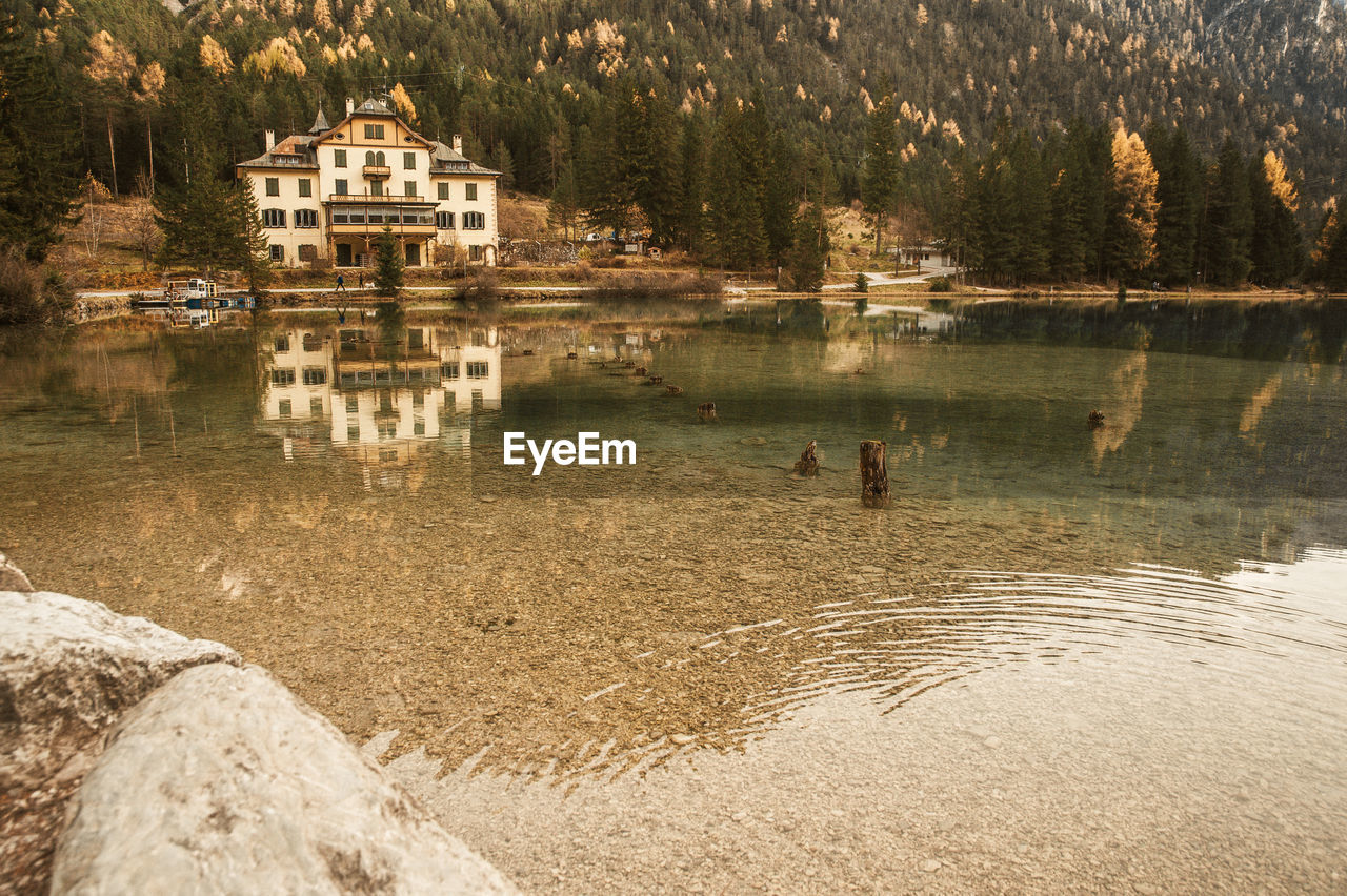 SCENIC VIEW OF LAKE AGAINST MOUNTAIN