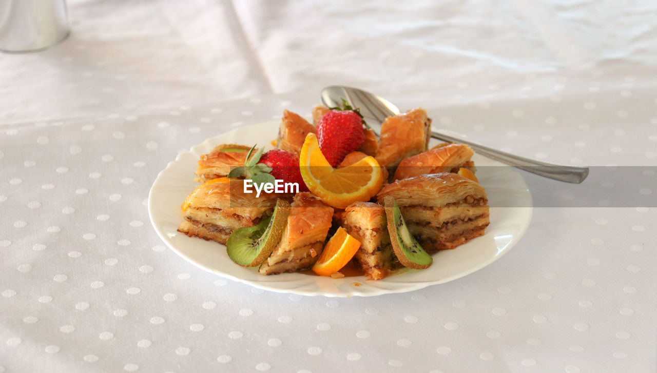 HIGH ANGLE VIEW OF FOOD ON PLATE