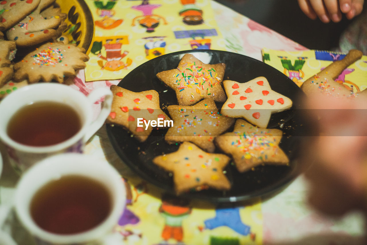 HIGH ANGLE VIEW OF COOKIES IN PLATE