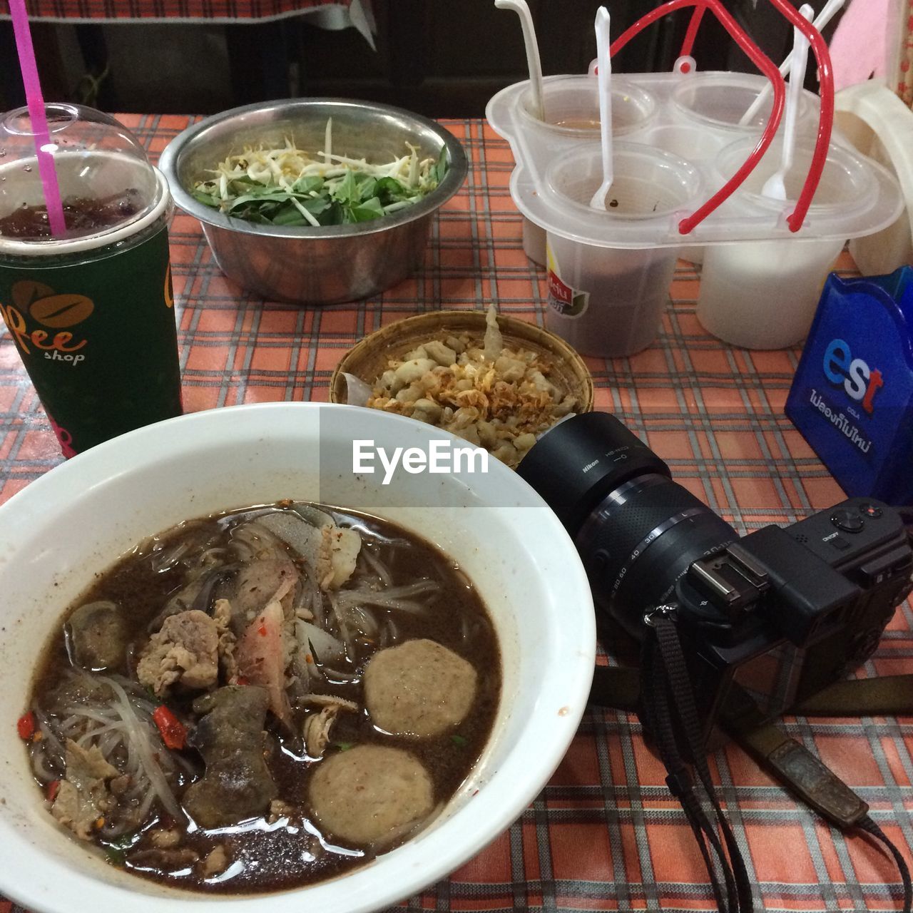 CLOSE-UP OF FOOD IN BOWL