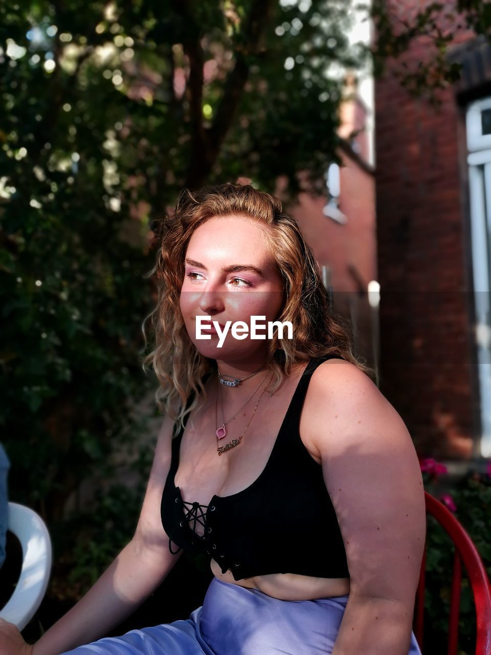 PORTRAIT OF A BEAUTIFUL YOUNG WOMAN