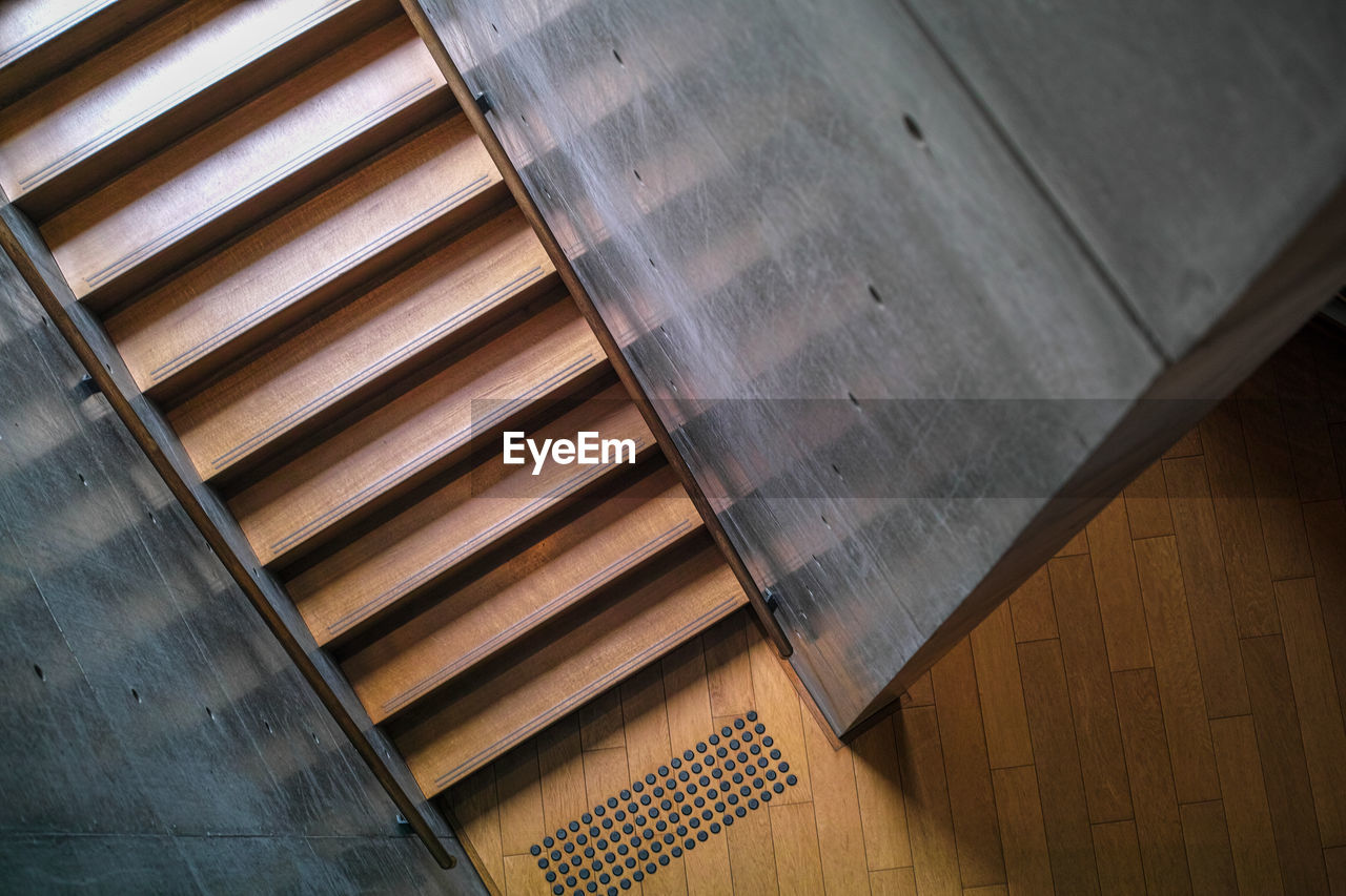 LOW ANGLE VIEW OF CEILING ON BUILDING