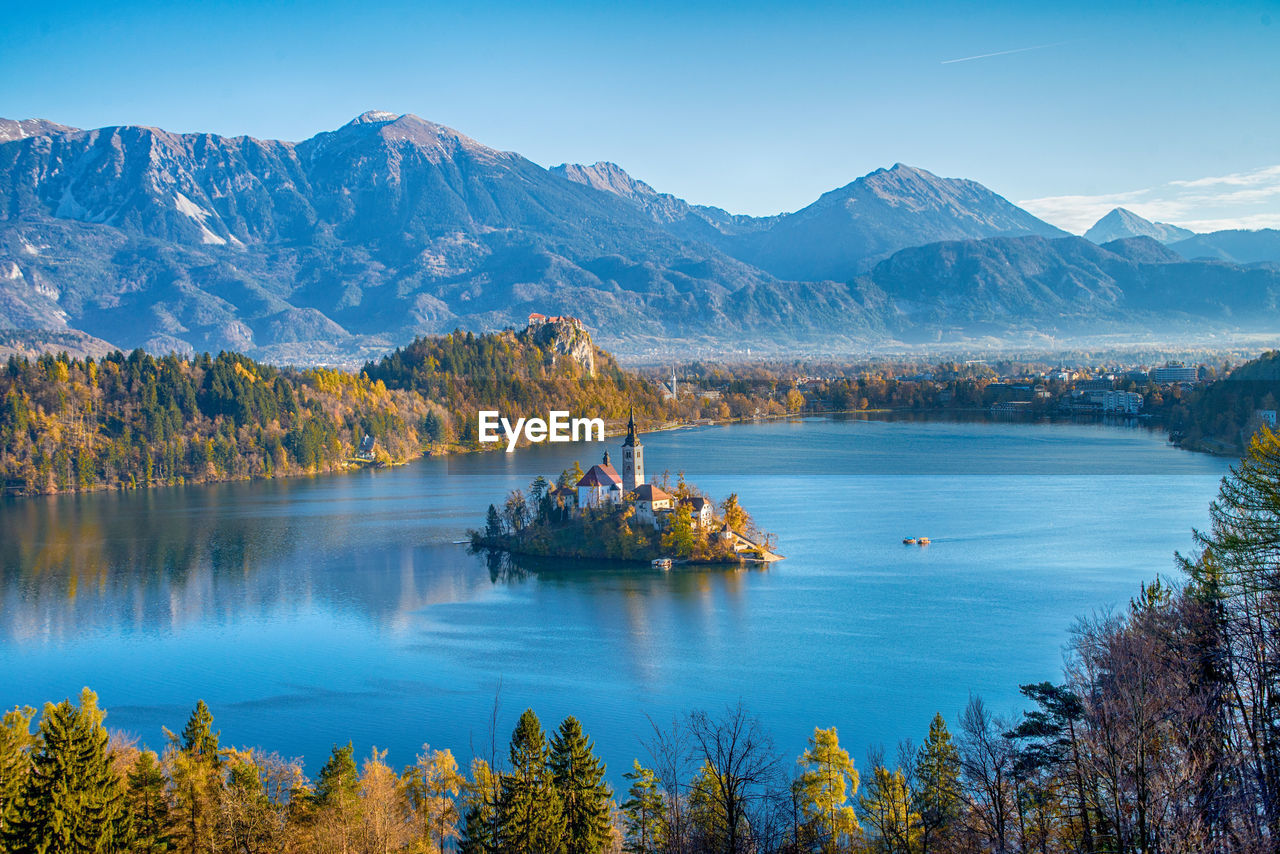 SCENIC VIEW OF LAKE AGAINST MOUNTAINS