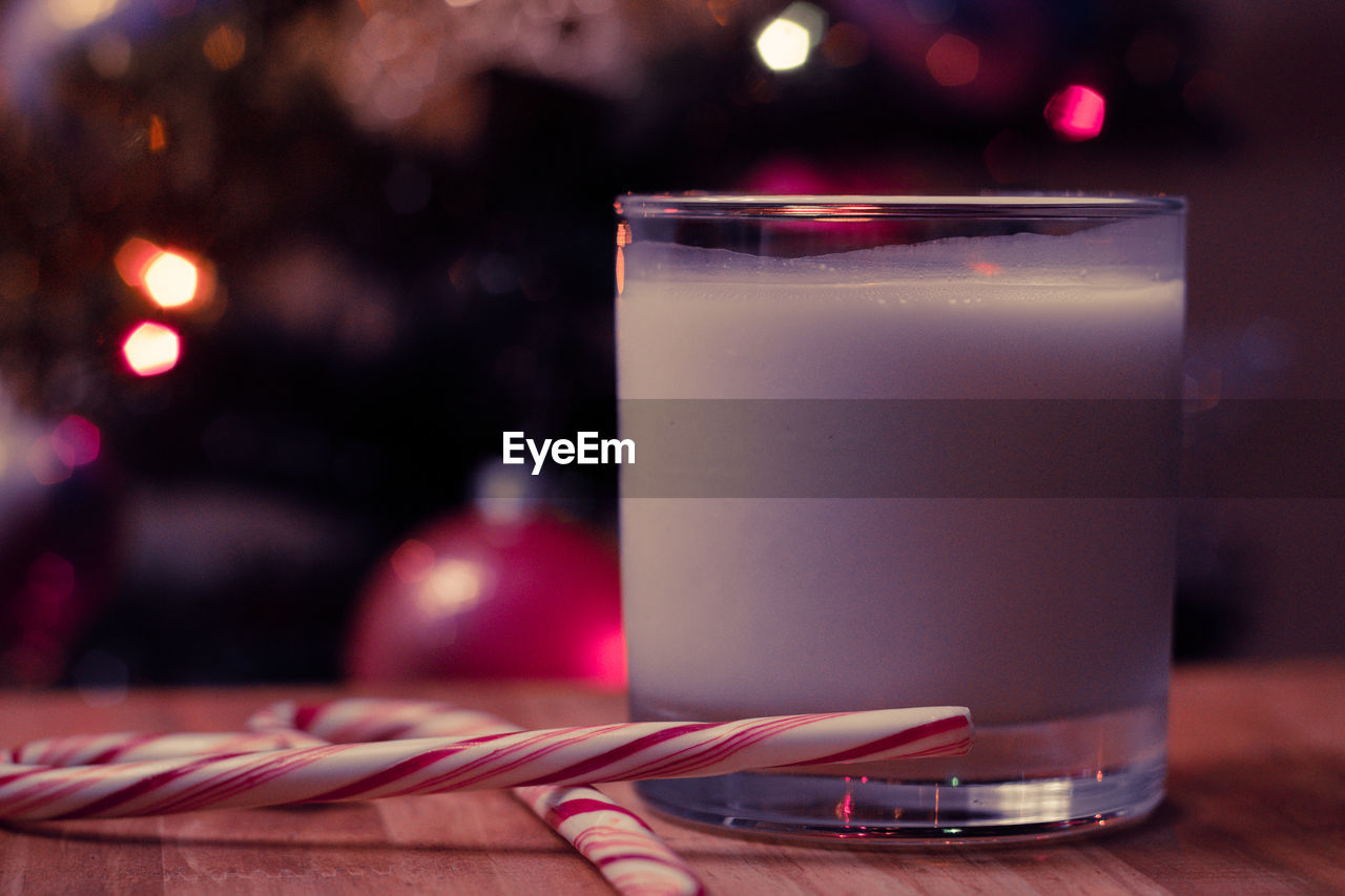 CLOSE-UP OF DRINK IN GLASS ON TABLE