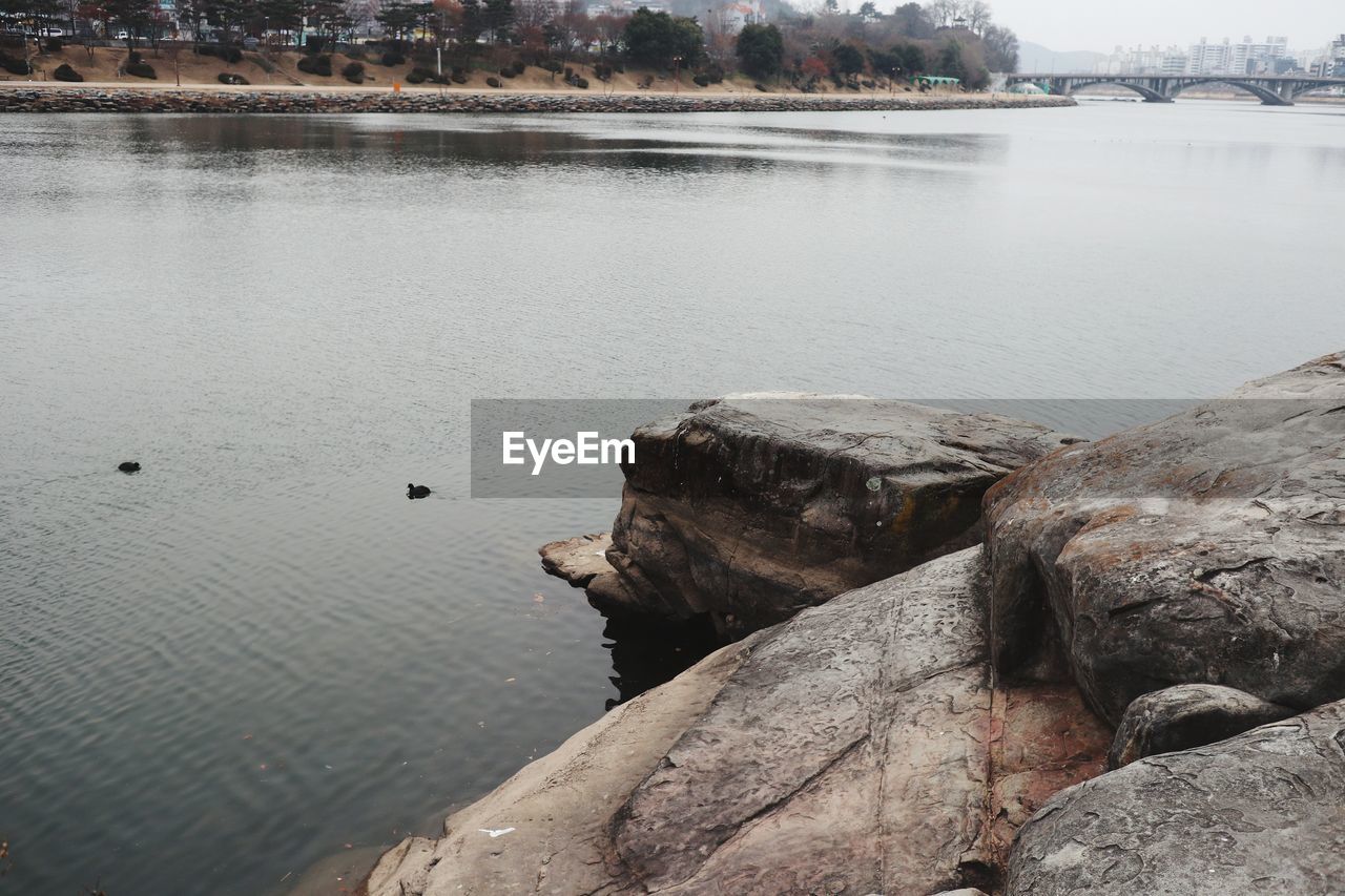 SCENIC VIEW OF RIVER BY ROCK AGAINST SKY