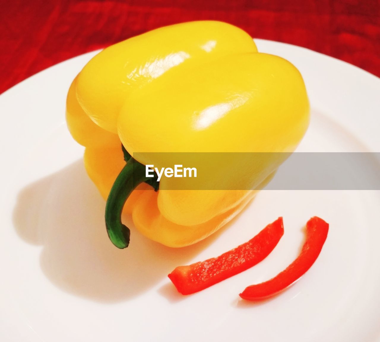 CLOSE-UP OF RED BELL PEPPERS ON PLATE