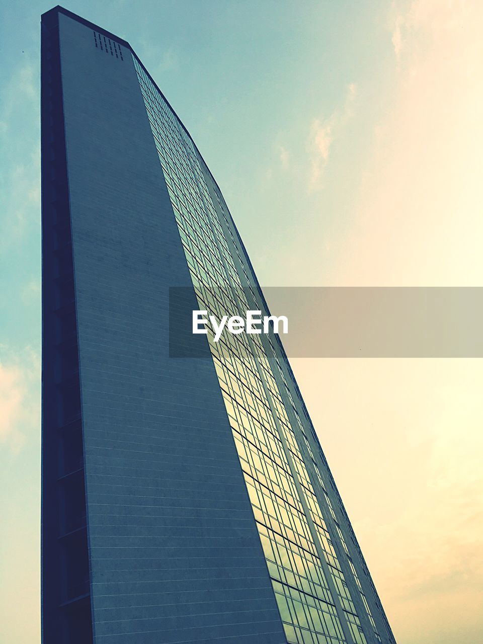 LOW ANGLE VIEW OF SKYSCRAPERS AGAINST SKY