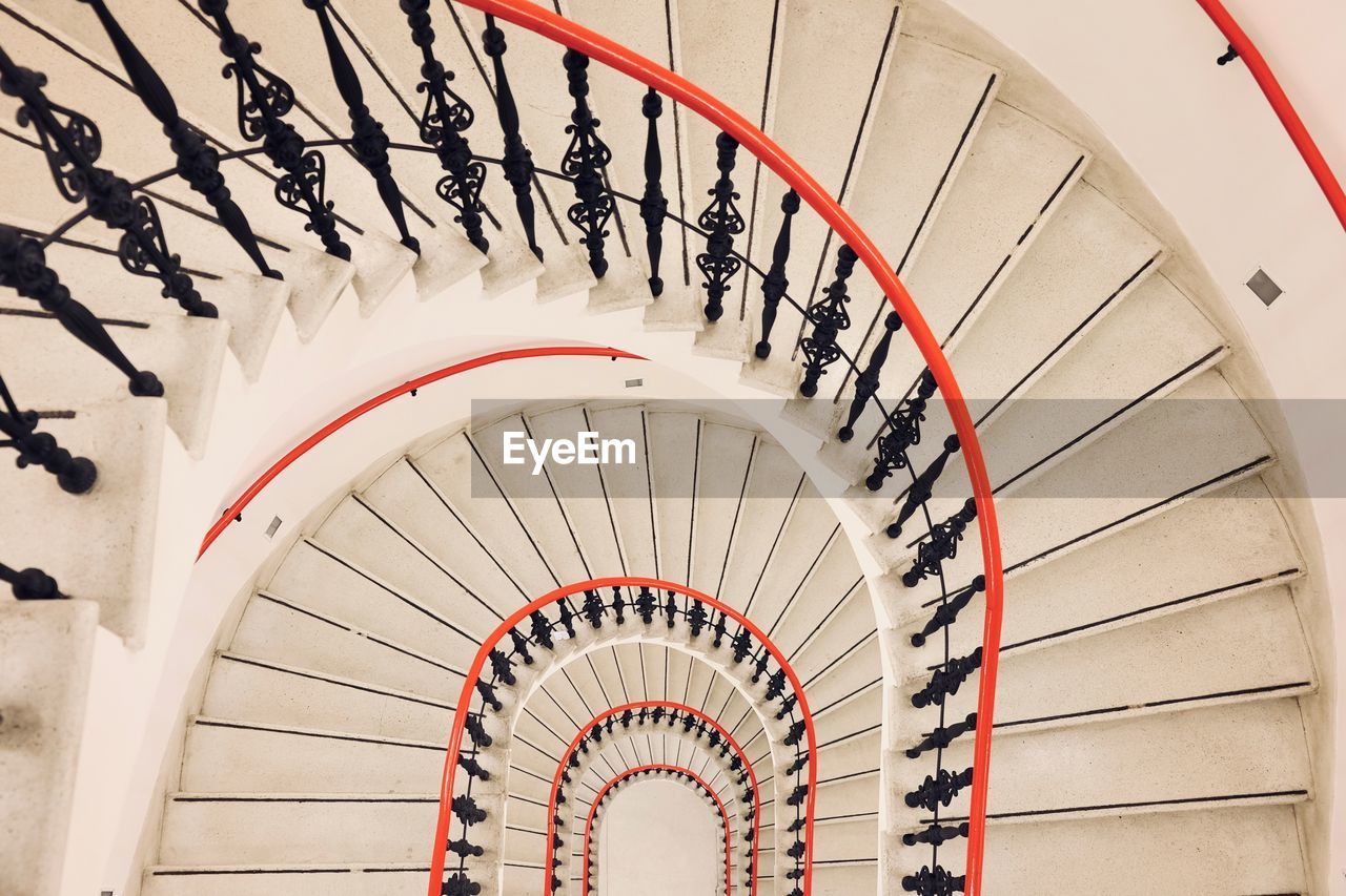 HIGH ANGLE VIEW OF SPIRAL STAIRCASE IN CORRIDOR