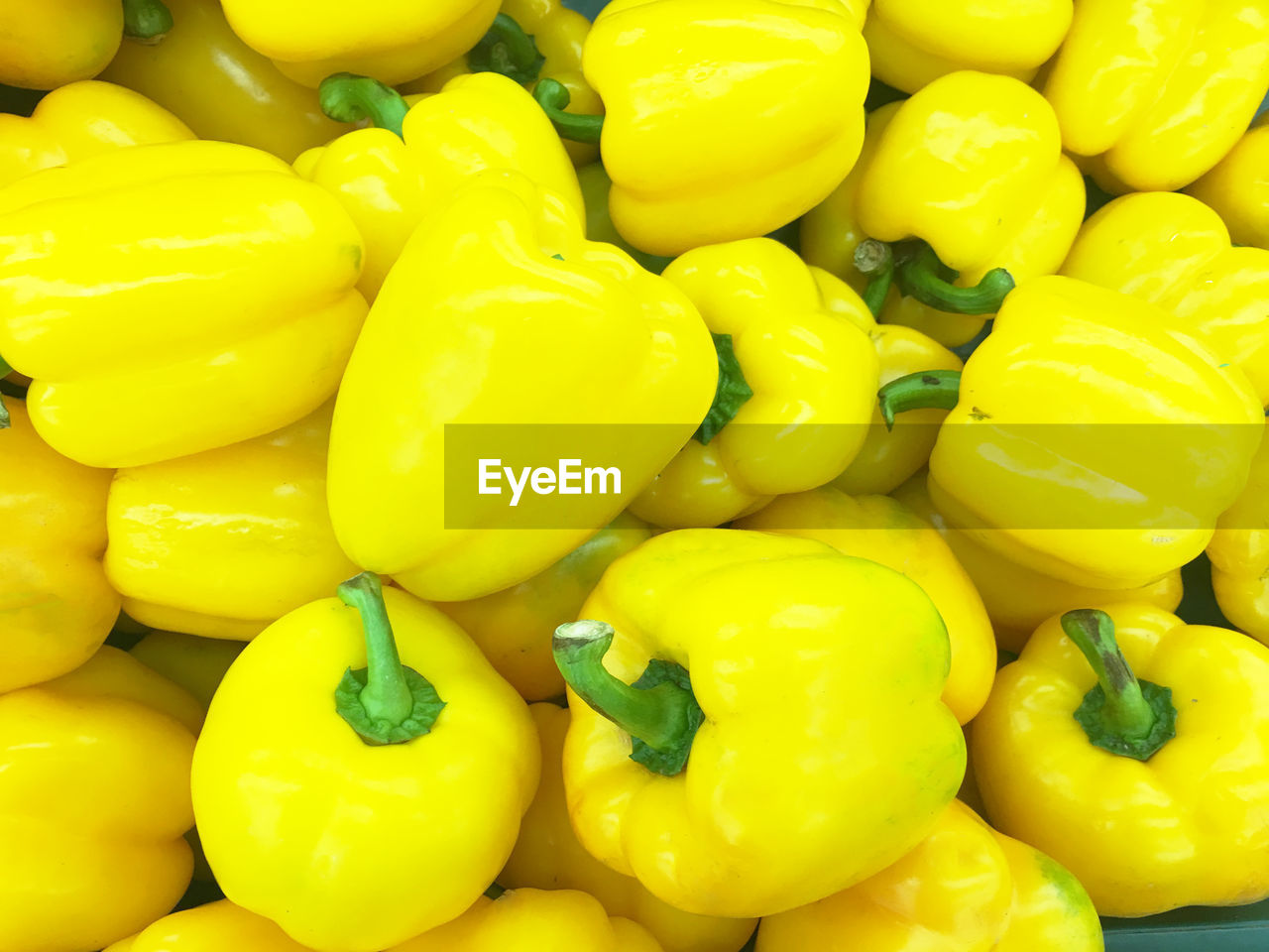FULL FRAME SHOT OF YELLOW BELL PEPPERS FOR SALE AT MARKET