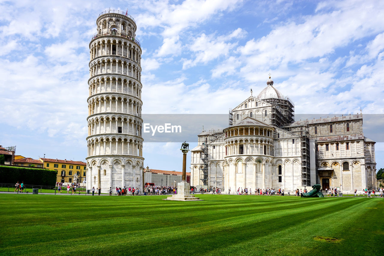 Leaning tower of pisa and cathedral against sky