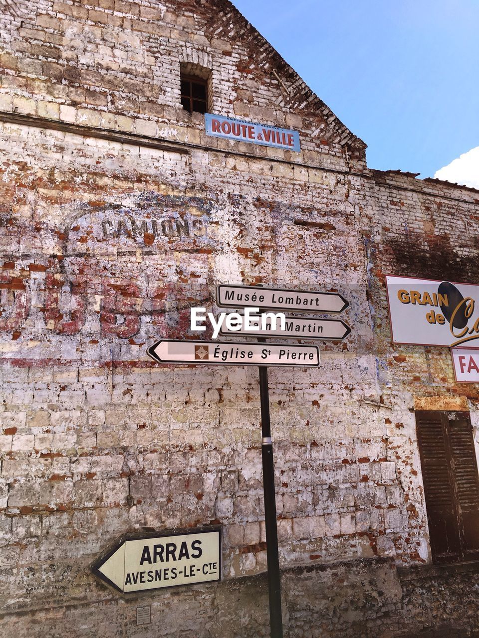 LOW ANGLE VIEW OF INFORMATION SIGN