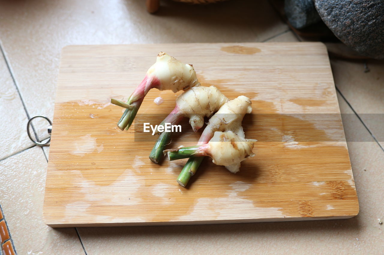 HIGH ANGLE VIEW OF GARLIC ON CUTTING BOARD