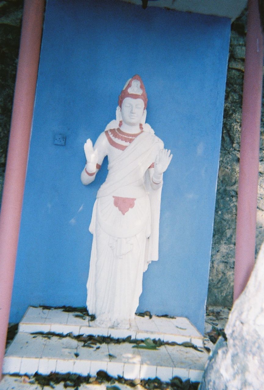 STATUE OF MAN STANDING AGAINST SKY