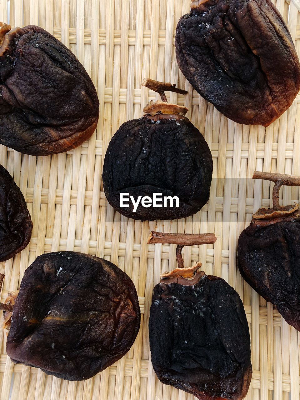 HIGH ANGLE VIEW OF BLACK BREAD IN CONTAINER