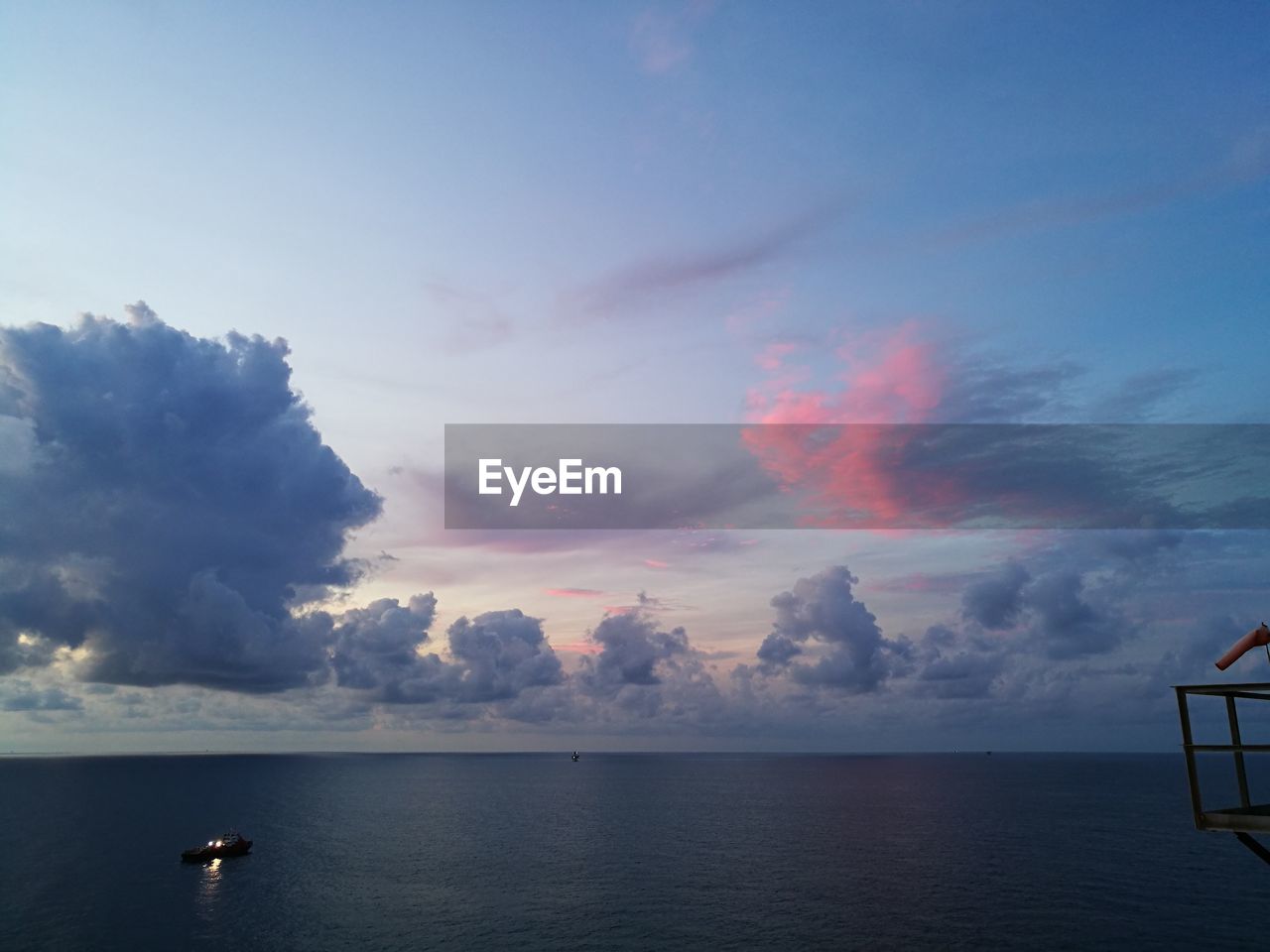 IDYLLIC VIEW OF SEA AGAINST SKY DURING SUNSET