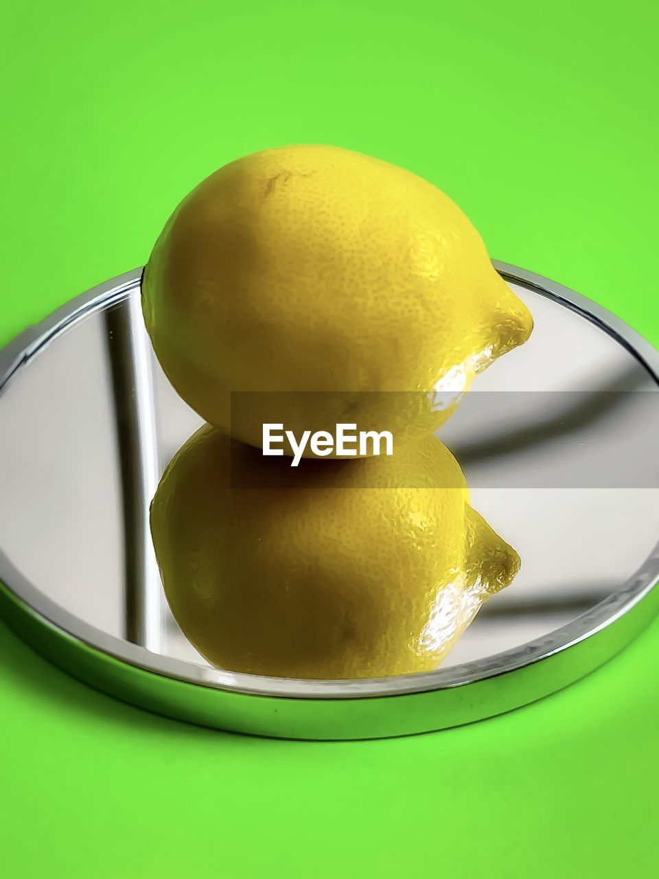 HIGH ANGLE VIEW OF LEMON IN CONTAINER
